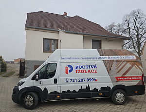 Zateplení stropu rodinného domu pomocí foukané izolace